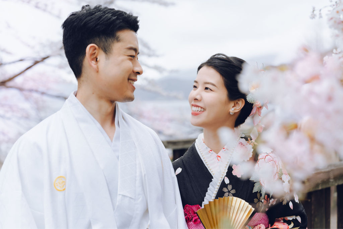 US Couple's Spring Season Kimono & Prewedding Photoshoot At Chureito Pagoda, Lake Kawaguchiko In Tokyo by Cui Cui on OneThreeOneFour 3