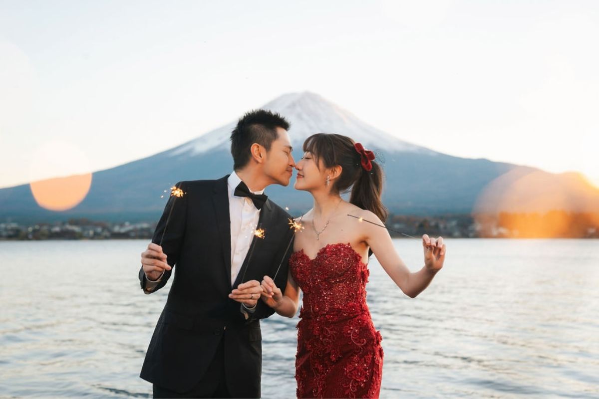 新加坡夫妻在根津神社、忠霊塔和河口湖舉行秋季和服婚紗拍攝，背景是富士山 by Cui Cui on OneThreeOneFour 24