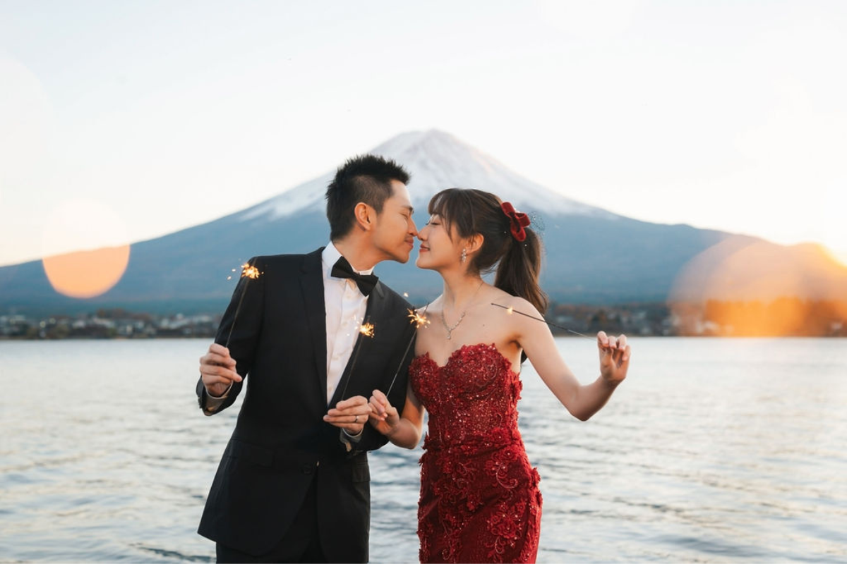 Singaporean Couple's Autumn Season Kimono & Prewedding Photoshoot At Nezu Shrine, Chureito Pagoda And Lake Kawaguchiko With Mount Fuji by Cui Cui on OneThreeOneFour 24