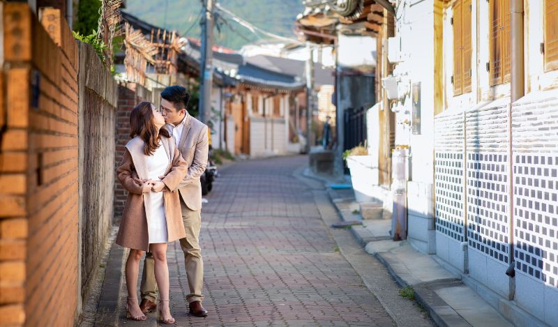 J&L: Malaysia Couple's Casual Photoshoot in Korea at Samcheong-dong by Junghoon on OneThreeOneFour 15
