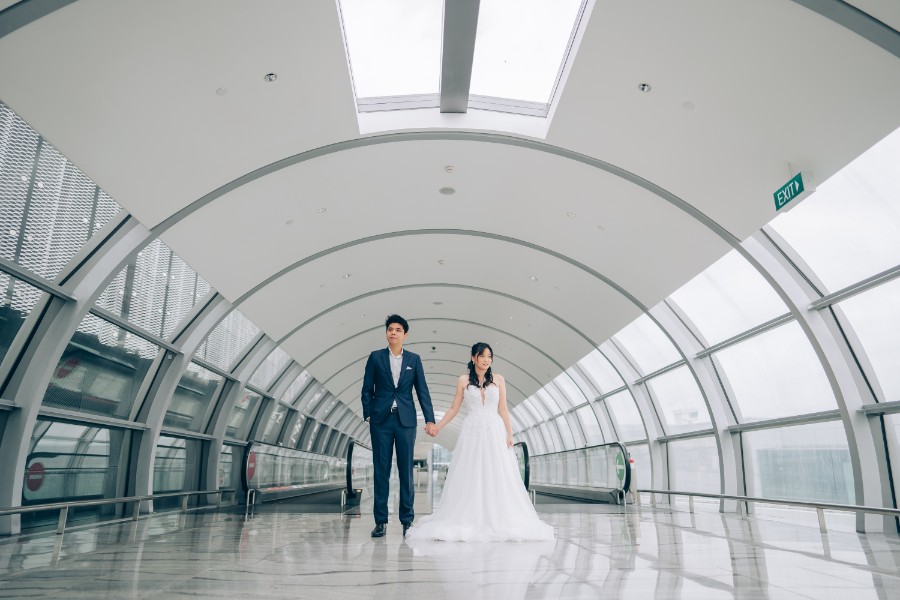 E&S: Modern pre-wedding at architectural wonder Changi Airport Jewel by Cheng on OneThreeOneFour 0