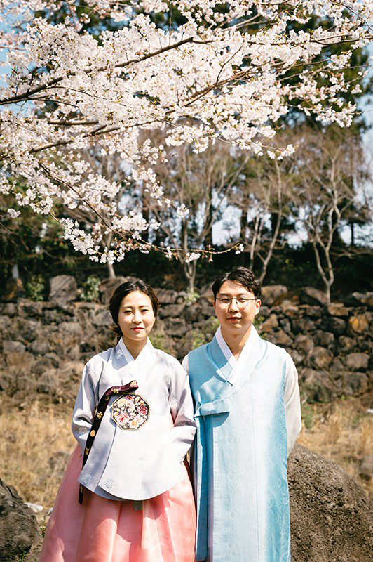 Korea Jeju Island Pre-Wedding Photoshoot During Spring by Gamsung on OneThreeOneFour 11