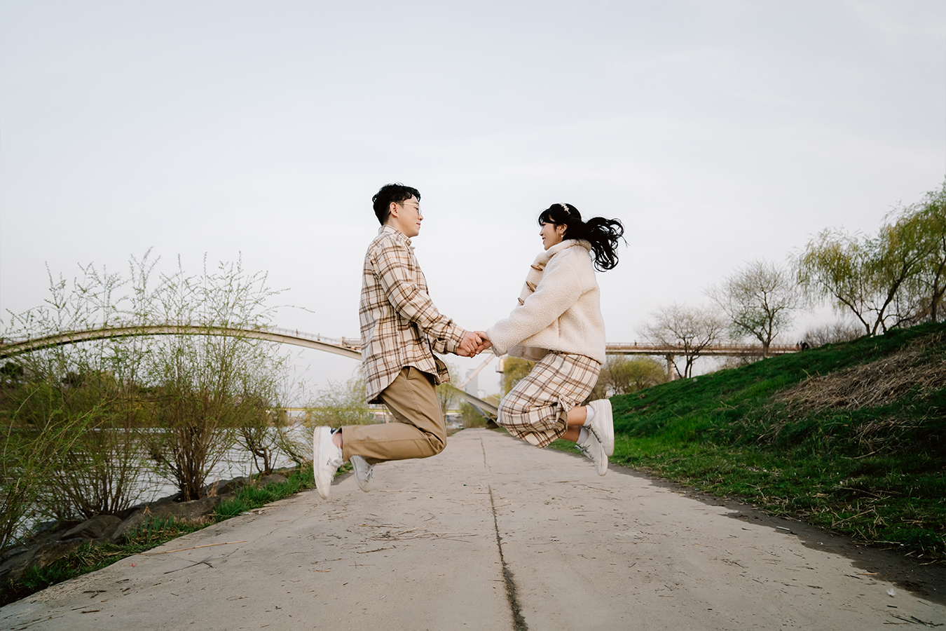 Cute Korea Pre-Wedding Photoshoot Under the Cherry Blossoms Trees by Jungyeol on OneThreeOneFour 15
