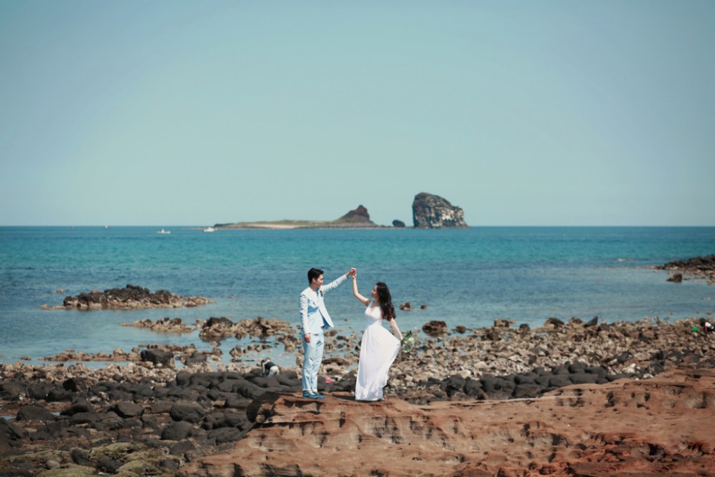 Korea Outdoor Pre-Wedding Photoshoot At Jeju Island With Lone Tree  by Byunghyun on OneThreeOneFour 7