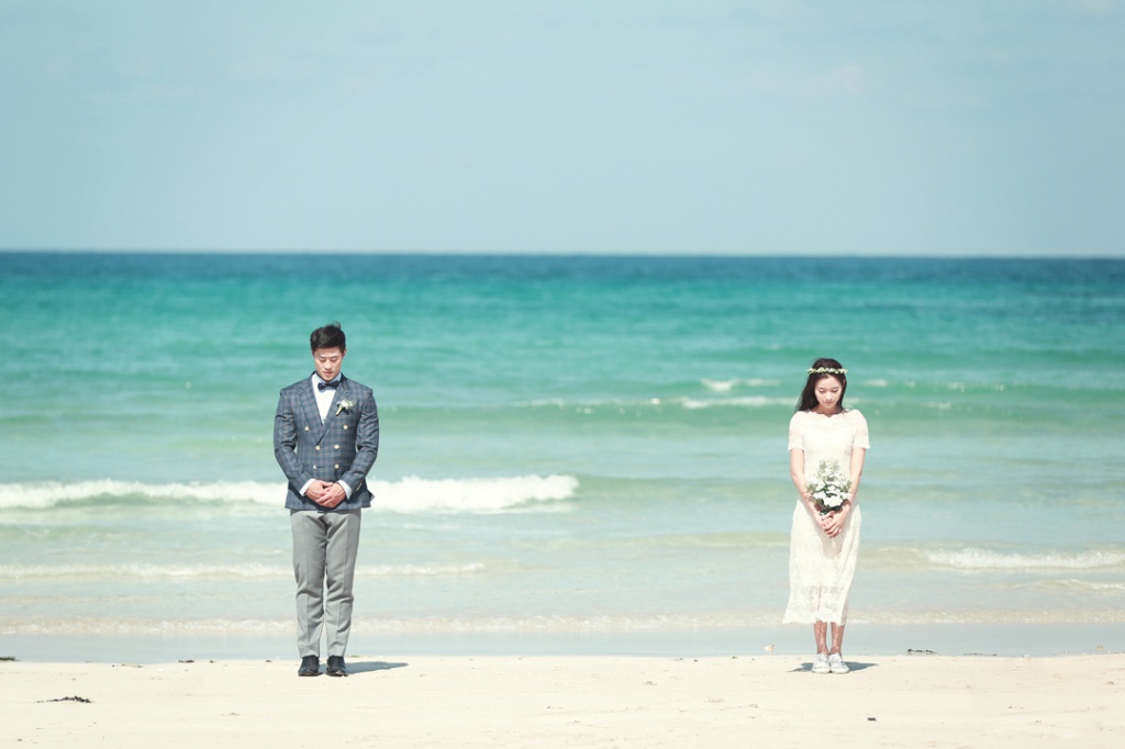 Korea Outdoor Beach Pre-Wedding Photoshoot At Jeju Island  by Byunghyun on OneThreeOneFour 4