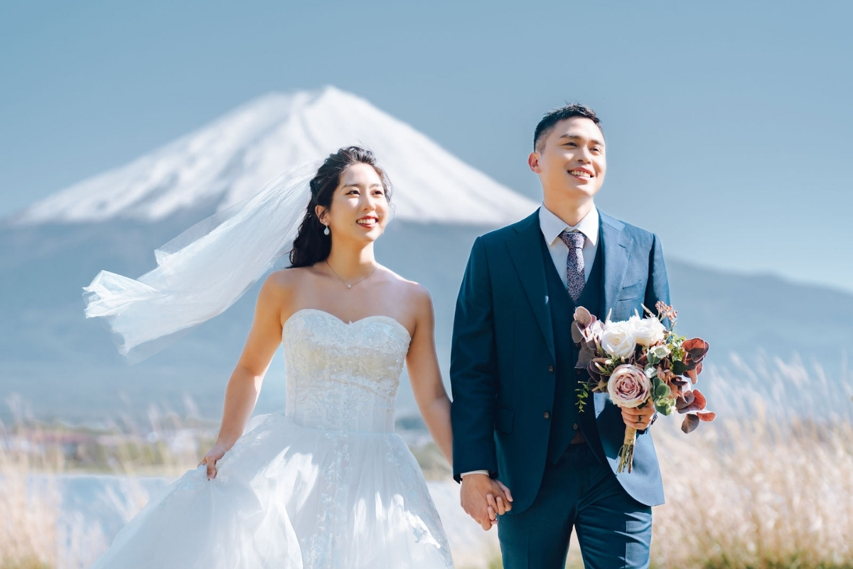 Tokyo Pre-Wedding Photoshoot with Chureito Pagoda, Lake Kawaguchiko, and Shinjuku by Dahe on OneThreeOneFour 21