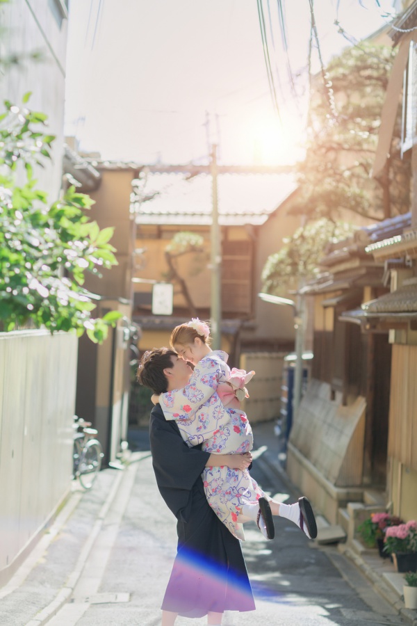 Japan Kyoto Kimono And Casual Photoshoot At Gion District  by Kinosaki on OneThreeOneFour 1