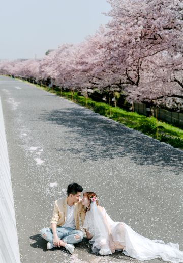 Japan Tokyo Pre-Wedding Photoshoot At The Park With Cherry Blossoms 