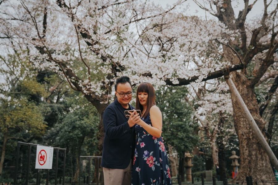 S&X: Tokyo Cherry Blossoms Engagement Photoshoot on a Boat Ride at Chidori-ga-fuchi Moat by Ghita on OneThreeOneFour 16