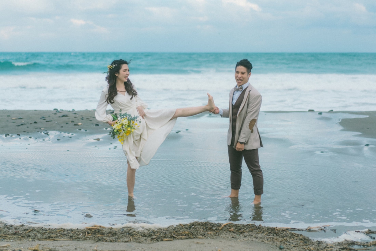 Taiwan Pre-Wedding Photoshoot Countryside Field Beach  by  on OneThreeOneFour 25