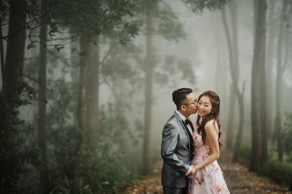 Bali Pre-wedding with Balinese Temple, Chapel and Mountain Scenes by Hendra on OneThreeOneFour 12