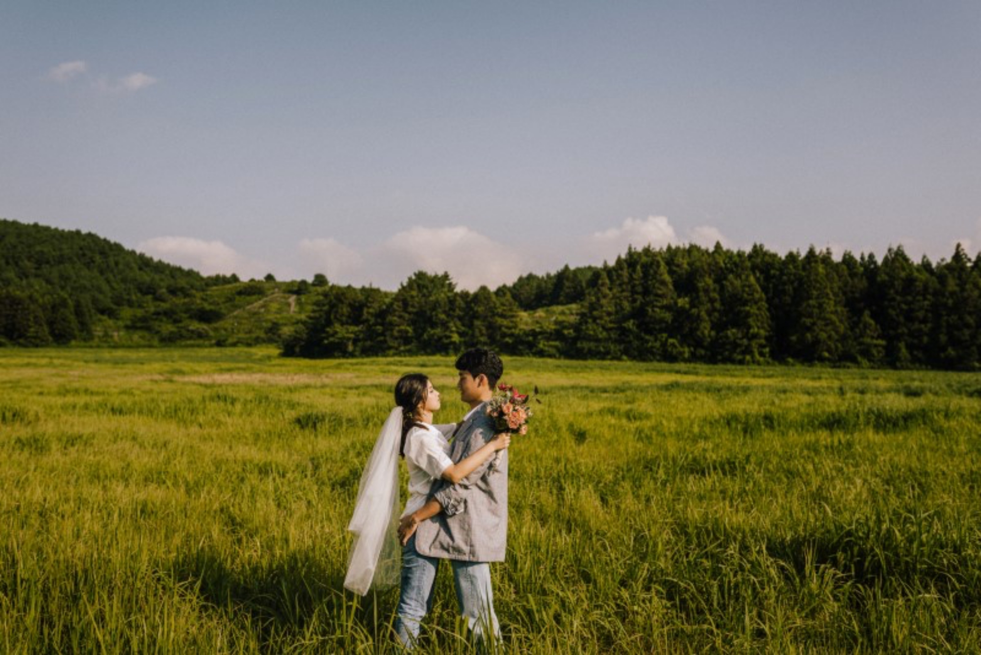 Korea Jeju Island Pre-Wedding Photoshoot In A Forest and At A Beach During Autumn by Bongkak  on OneThreeOneFour 9