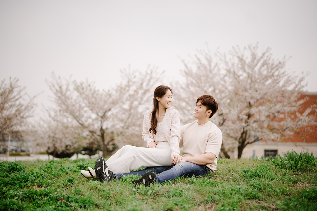 Rainy Romance: Love Blossoms in Seoul: Cally & Shaun's Enchanting Spring Pre-Wedding Shoot by Jungyeol on OneThreeOneFour 17