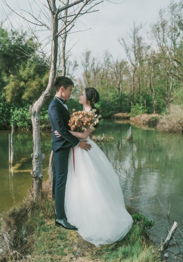 Taiwan Pre-wedding Photoshoot With Traditional Houses And Beautiful Forest Lake 