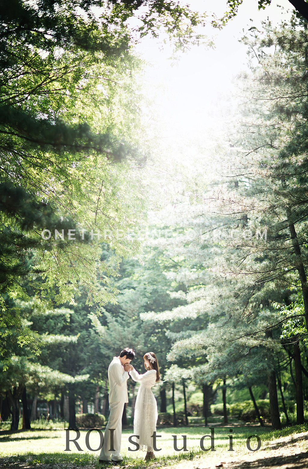 Korean Wedding Photos: Dosan Park (Outdoor) by Roi Studio on OneThreeOneFour 11