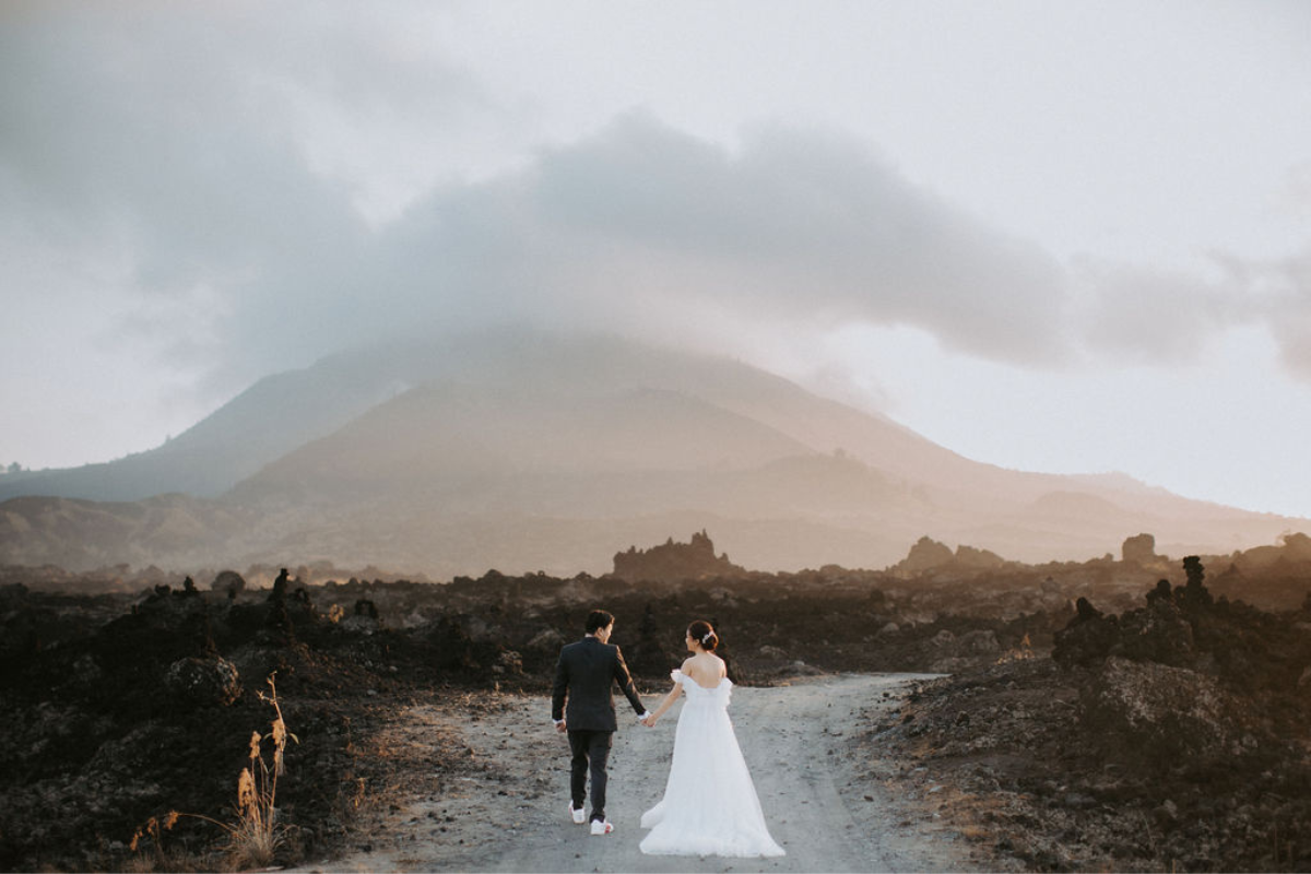巴厘岛巴都尔火山熔岩地、布兰辛加瀑布、双峭谷和梅拉斯蒂海滩的婚前摄影拍摄  by Cahya on OneThreeOneFour 0