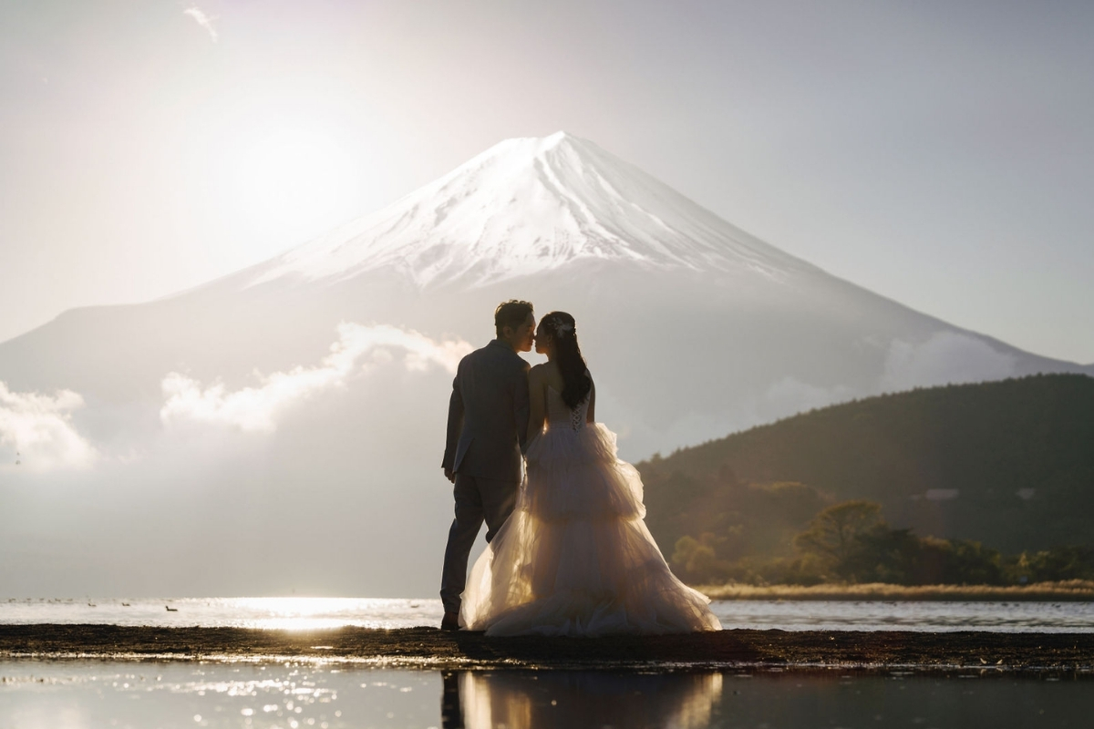 Tokyo Pre-Wedding Photoshoot with Chureito Pagoda, Lake Kawaguchiko, and Lake Yamanaka by Dahe on OneThreeOneFour 19