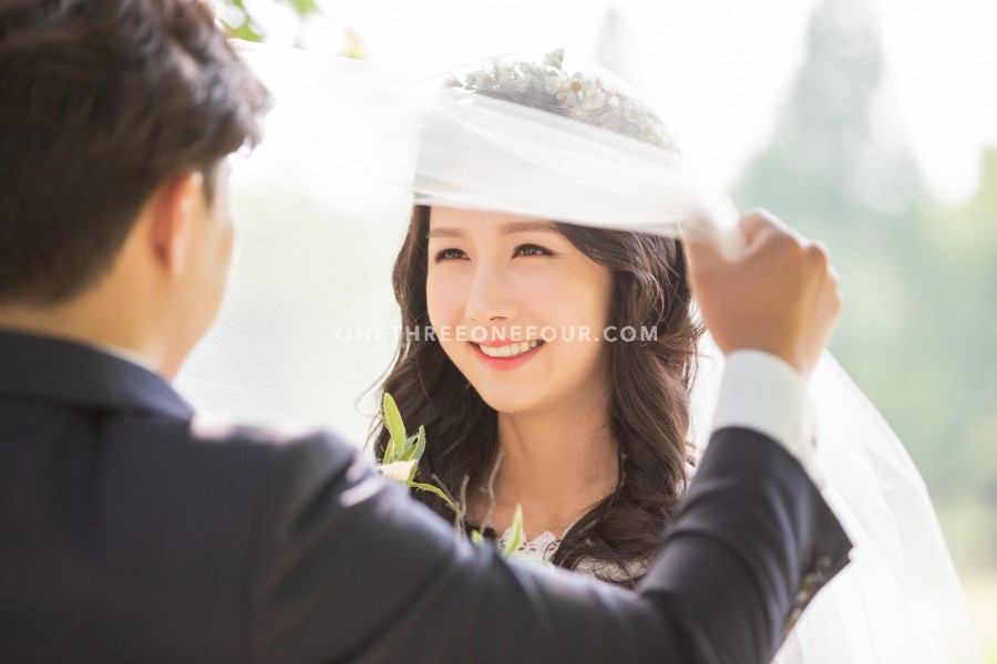 Gravity Studio Outdoor Park Pre-Wedding Photoshoot | Korean Studio Pre-Wedding by Gravity Studio on OneThreeOneFour 15
