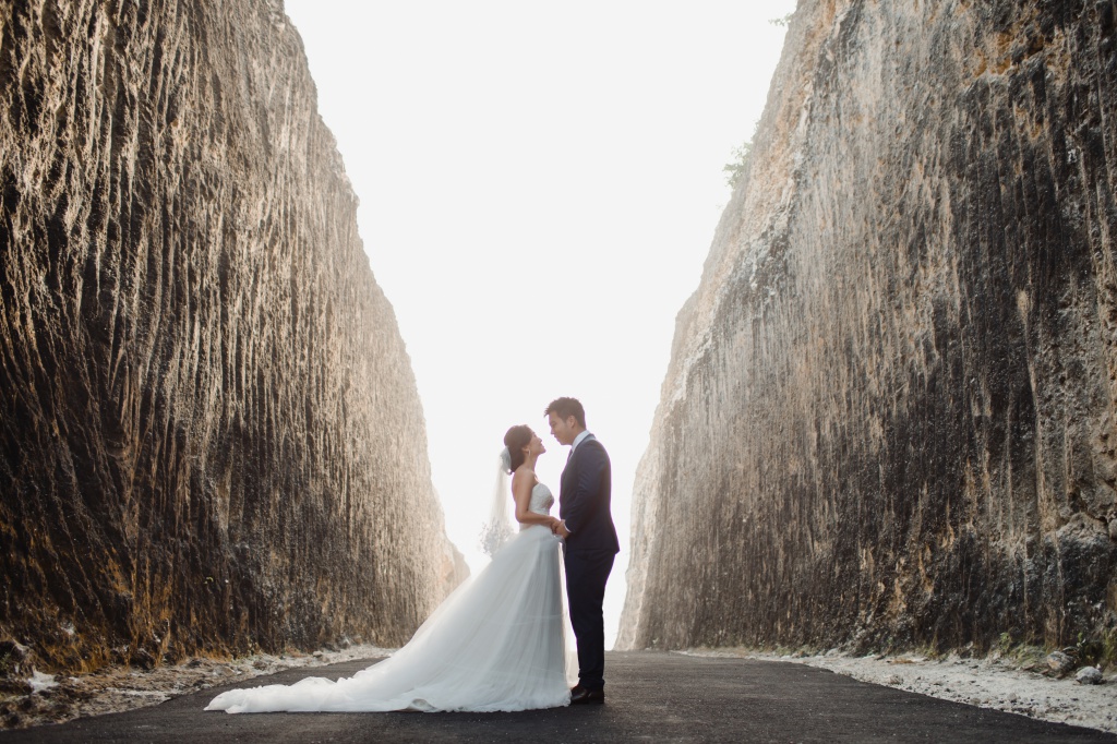 峇里島婚紗拍攝 - Tamblingan湖泊和大石岩石懸崖 by Hendra  on OneThreeOneFour 16