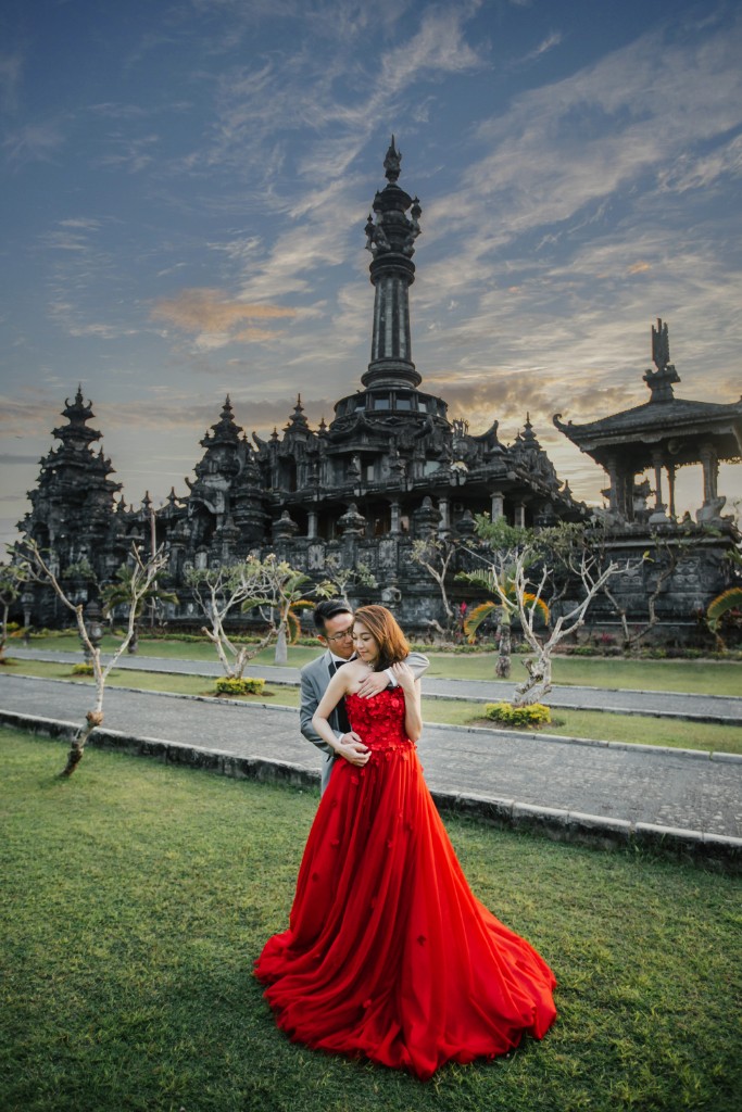 Bali Pre-wedding with Balinese Temple, Chapel and Mountain Scenes by Hendra on OneThreeOneFour 30