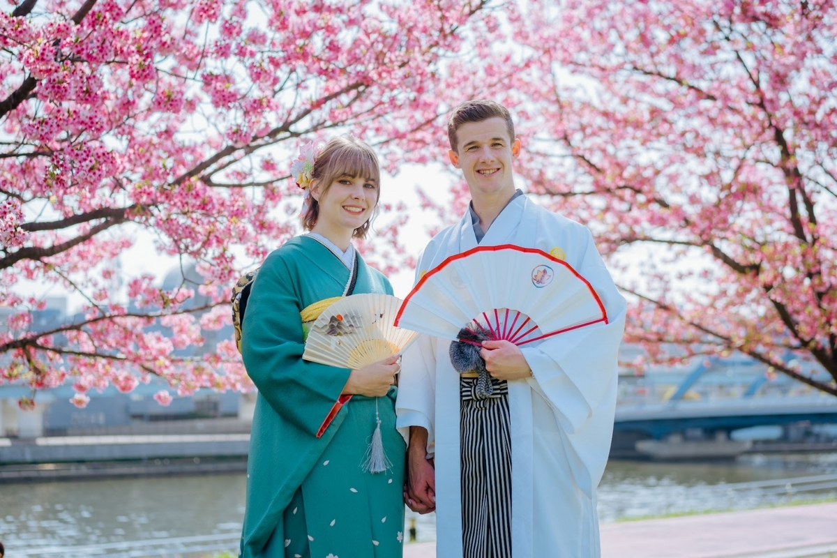 Tokyo Pre-Wedding Photoshoot with Shioiri Park, Lake Kawaguchiko, and Shinjuku by Dahe on OneThreeOneFour 0