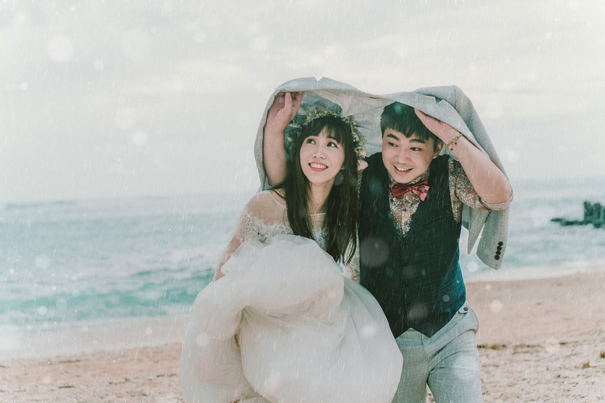 Taiwan Pre-Wedding Photoshoot Quiet Neighbourhood Rooftops Countryside Beach by  on OneThreeOneFour 33