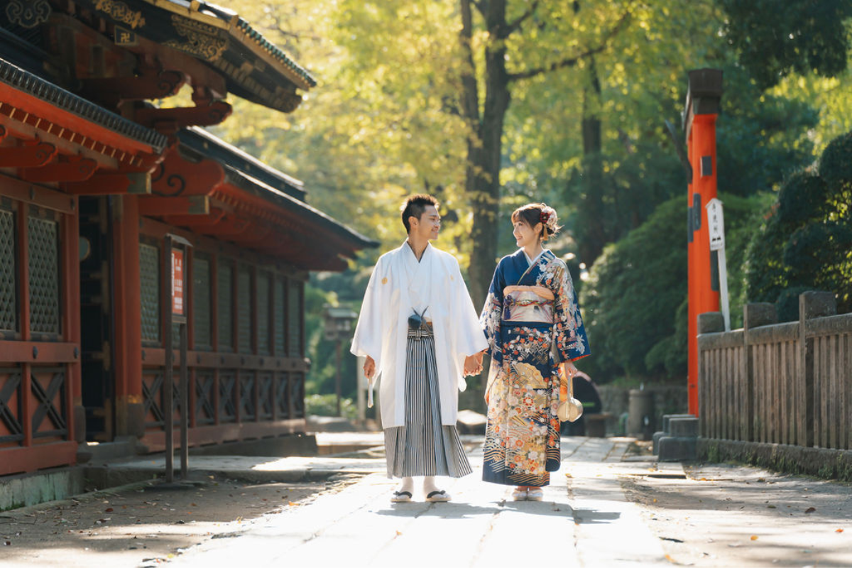 Singaporean Couple's Autumn Season Kimono & Prewedding Photoshoot At Nezu Shrine, Chureito Pagoda And Lake Kawaguchiko With Mount Fuji by Cui Cui on OneThreeOneFour 2