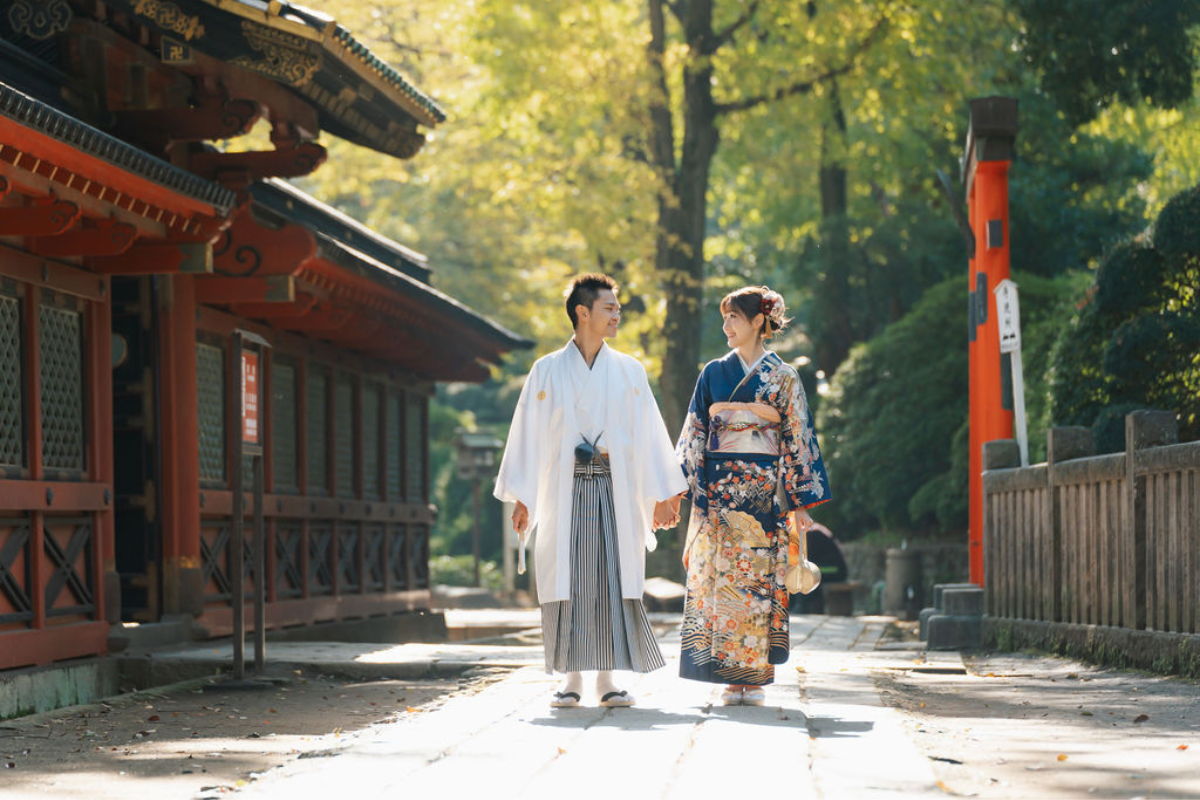 新加坡夫妻在根津神社、忠霊塔和河口湖舉行秋季和服婚紗拍攝，背景是富士山 by Cui Cui on OneThreeOneFour 2