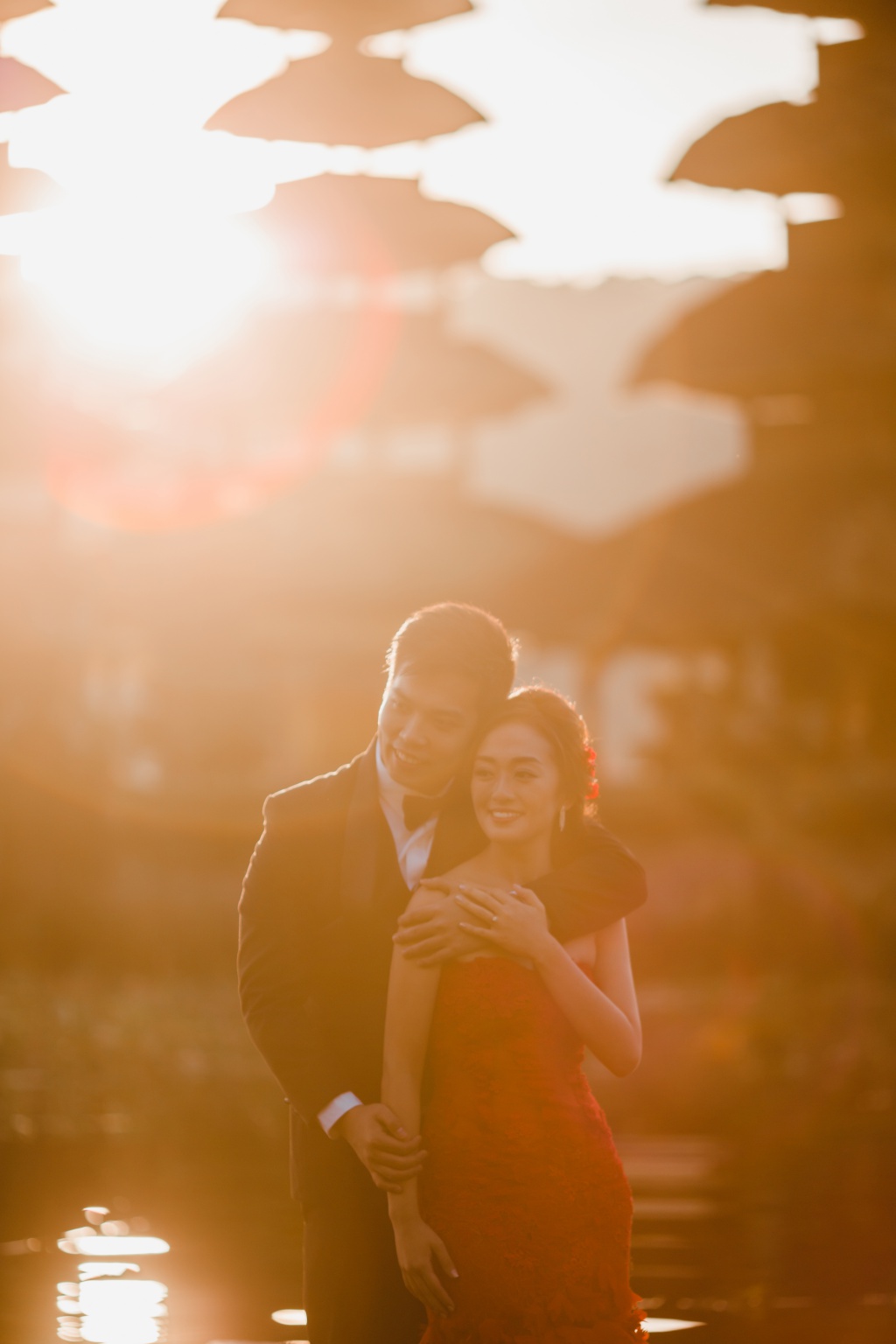 峇里島婚紗拍攝 - Tamblingan湖泊和大石岩石懸崖 by Hendra  on OneThreeOneFour 0