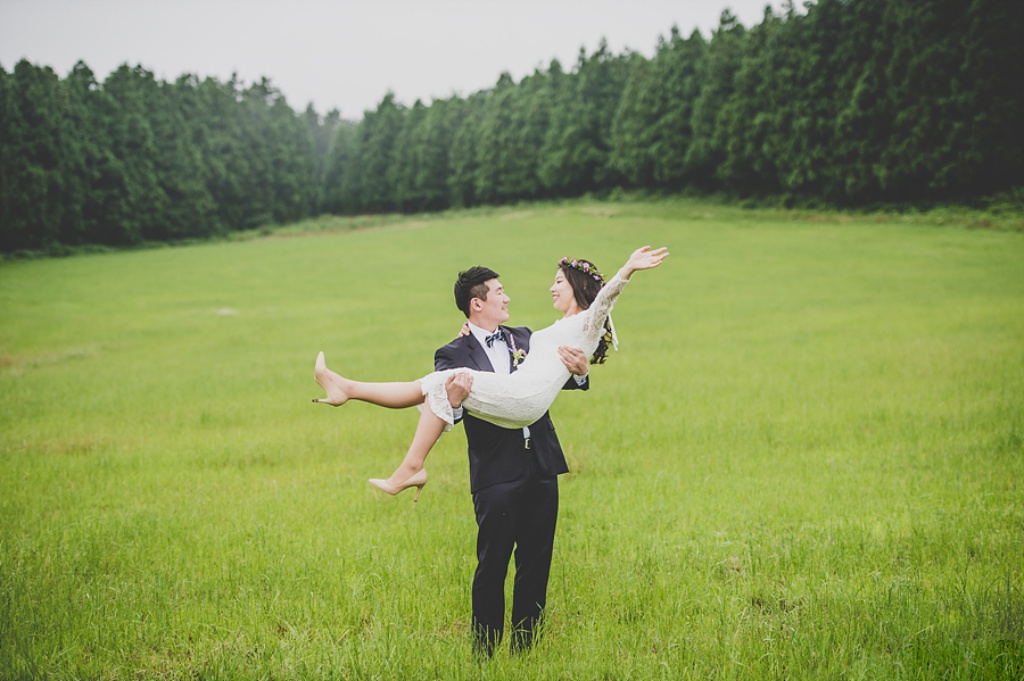 Korea Outdoor Pre-Wedding Photoshoot At Sunflower Field During Summer  by Ray  on OneThreeOneFour 11