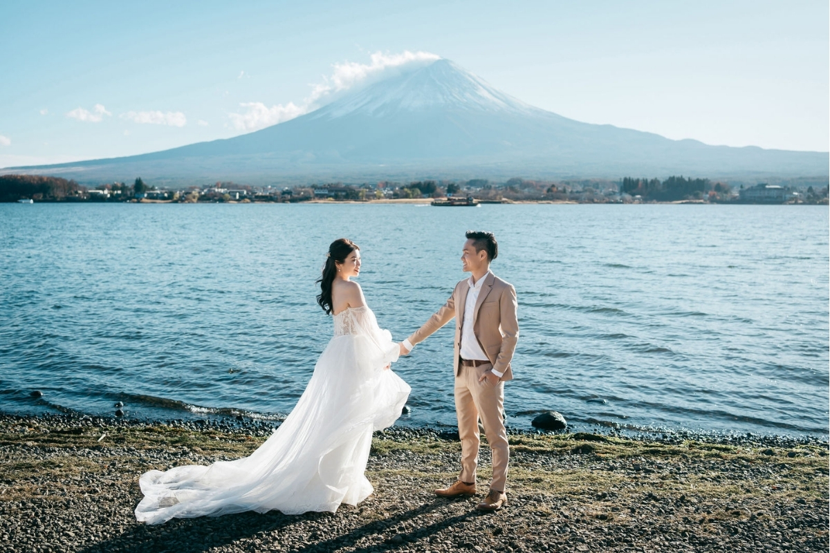 Tokyo Pre-Wedding Photoshoot with Chureito Pagoda, Lake Kawaguchiko, and Lawson Mt. Fuji by Dahe on OneThreeOneFour 10