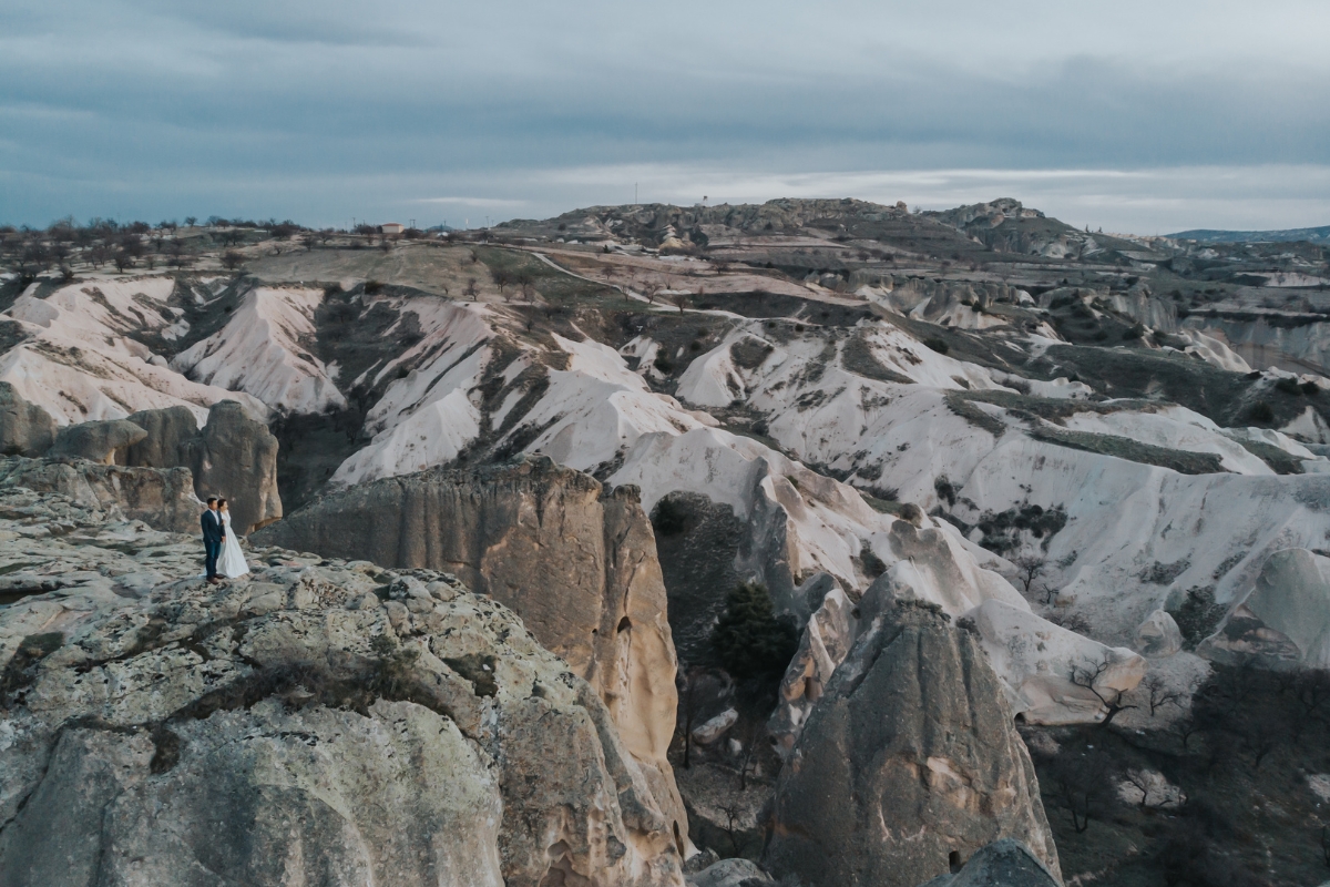 Cappadocia Pre-Wedding Photoshoot Hot Air Balloons Carpet Shop Sunrise Landscapes by Aric on OneThreeOneFour 5