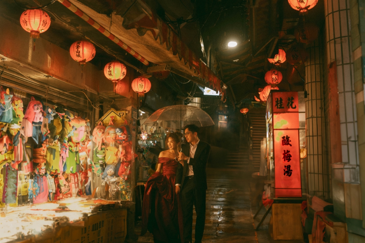 Taiwan Pre-Wedding Photoshoot Dadaocheng Golden Waterfall Jiufen Night Shoot Indoor Studio by OneThreeOneFour on OneThreeOneFour 35