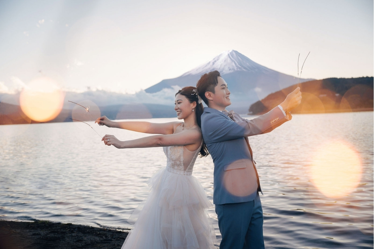 Tokyo Pre-Wedding Photoshoot with Chureito Pagoda, Lake Kawaguchiko, and Lake Yamanaka by Dahe on OneThreeOneFour 28