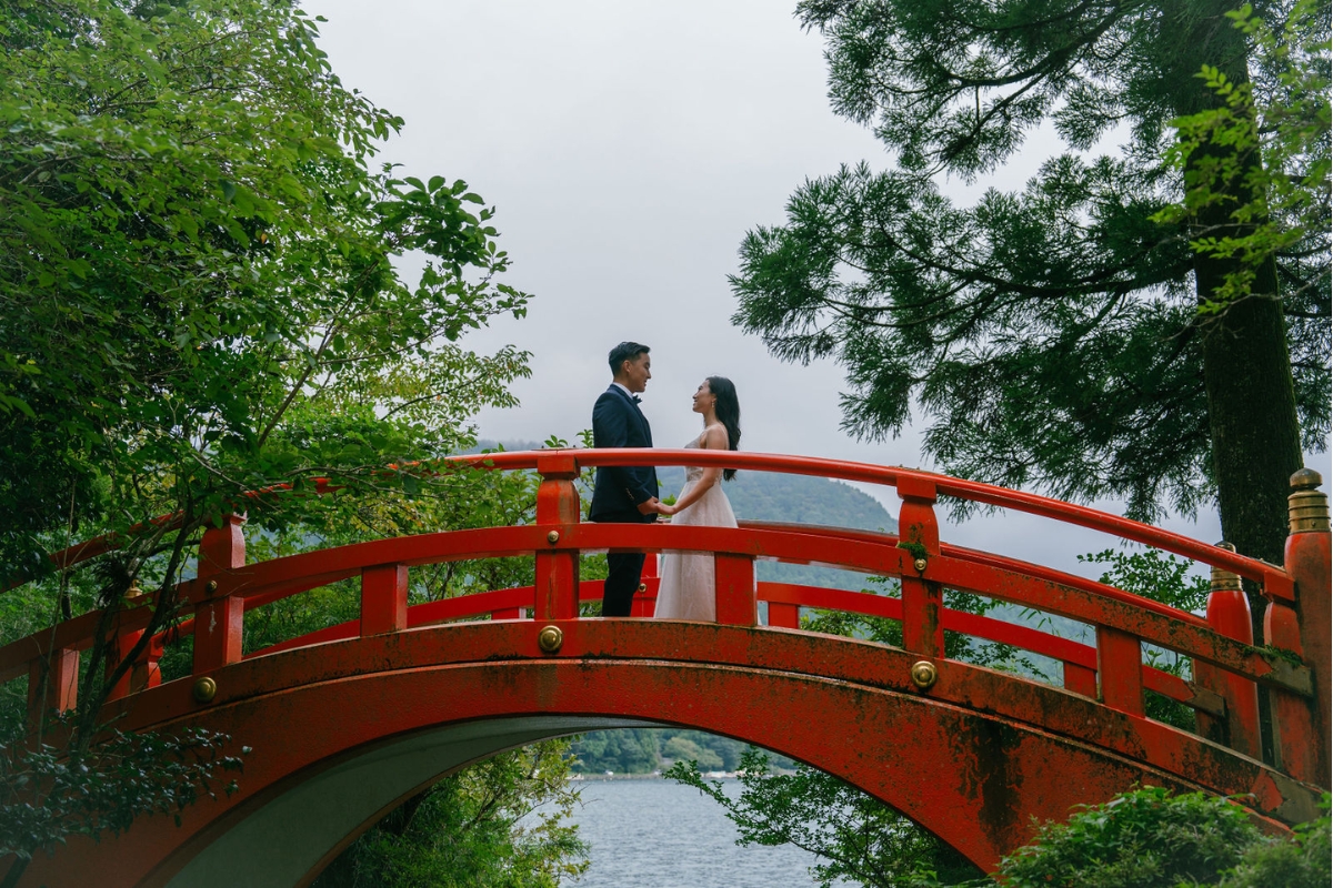 Tokyo Pre-Wedding Photoshoot with Nezu Shrine, Daikanzan Observation Deck, Lake Ashi, and Hakone Shrine by Dahe on OneThreeOneFour 18