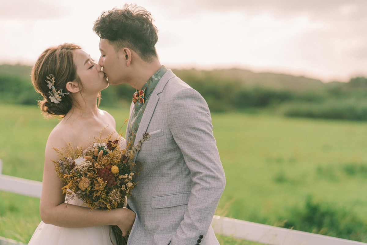 Taiwan Pre-Wedding Photoshoot Green Fields Silvergrass Sea Car Fairy Lights by  on OneThreeOneFour 8