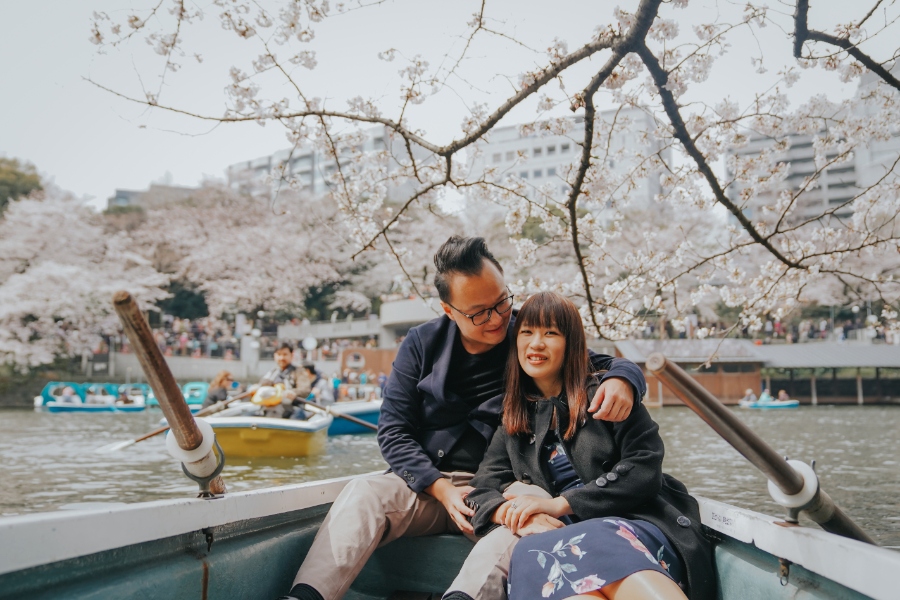 S&X: Tokyo Cherry Blossoms Engagement Photoshoot on a Boat Ride at Chidori-ga-fuchi Moat by Ghita on OneThreeOneFour 3