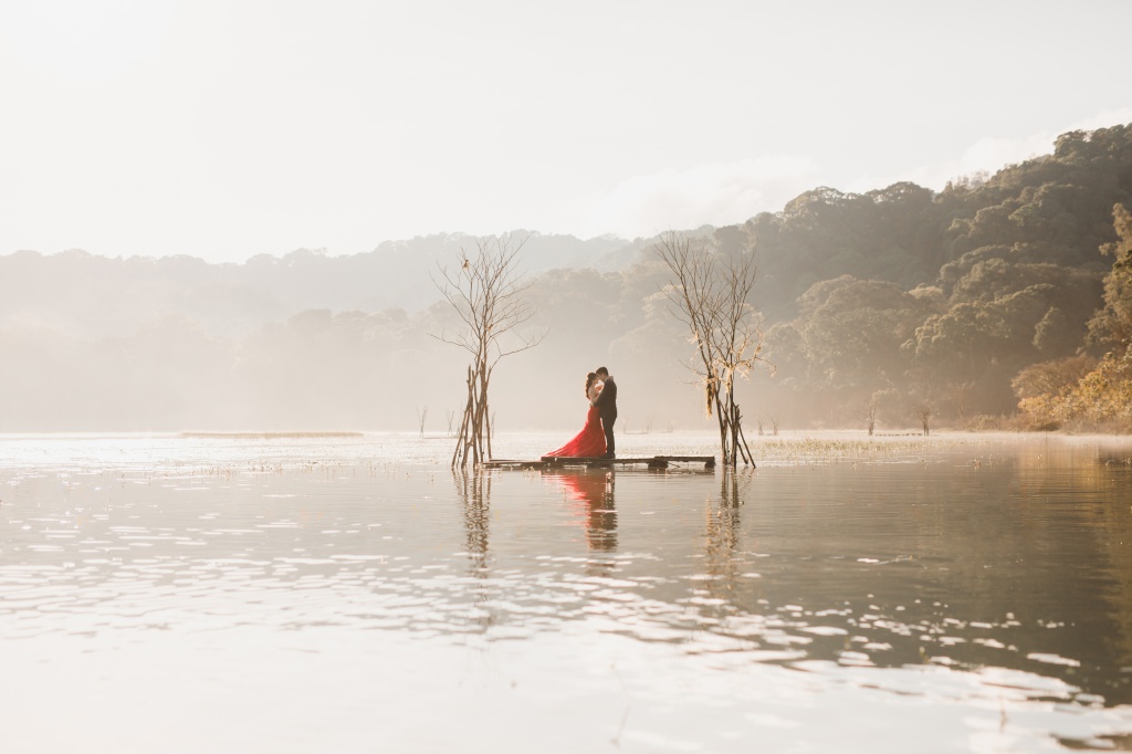 峇里島婚紗拍攝 - Tamblingan湖泊和大石岩石懸崖 by Hendra  on OneThreeOneFour 6