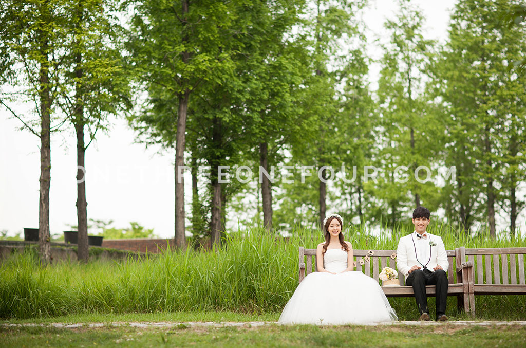 [AUTUMN] Korean Studio Pre-Wedding Photography: Seonyudo Park (선유도 공원)  (Outdoor) by The Face Studio on OneThreeOneFour 29