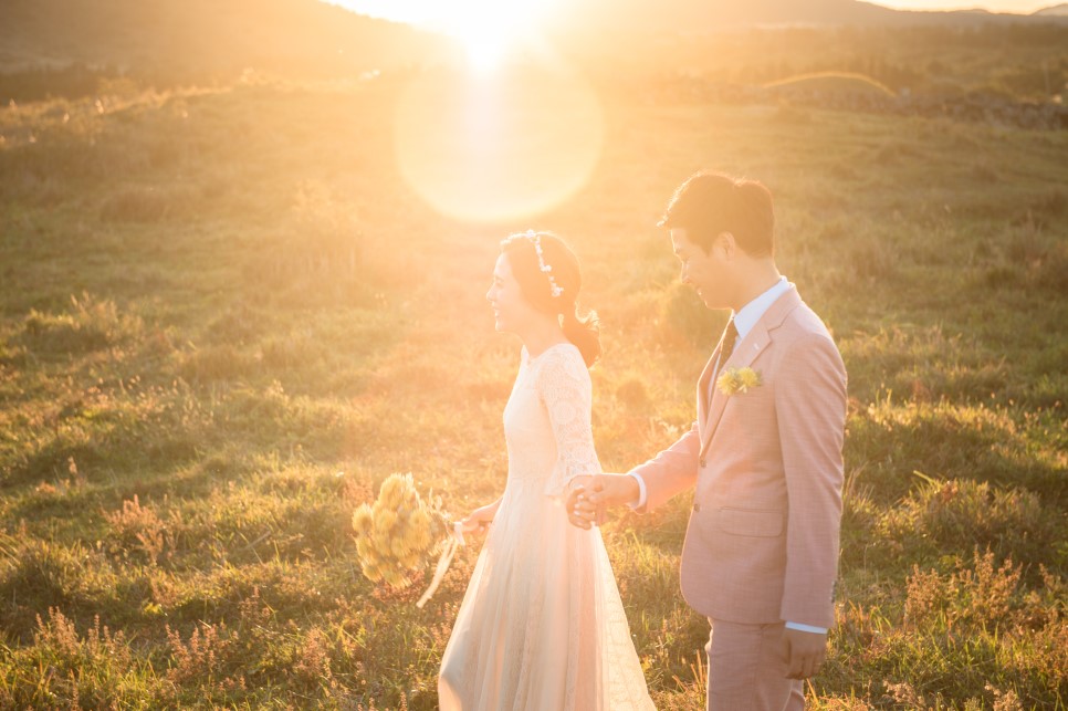 Korea Outdoor Pre-Wedding Photoshoot At Jeju Island with Silvergrass by Geunjoo on OneThreeOneFour 14