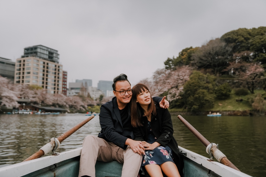 S&X: Tokyo Cherry Blossoms Engagement Photoshoot on a Boat Ride at Chidori-ga-fuchi Moat by Ghita on OneThreeOneFour 9