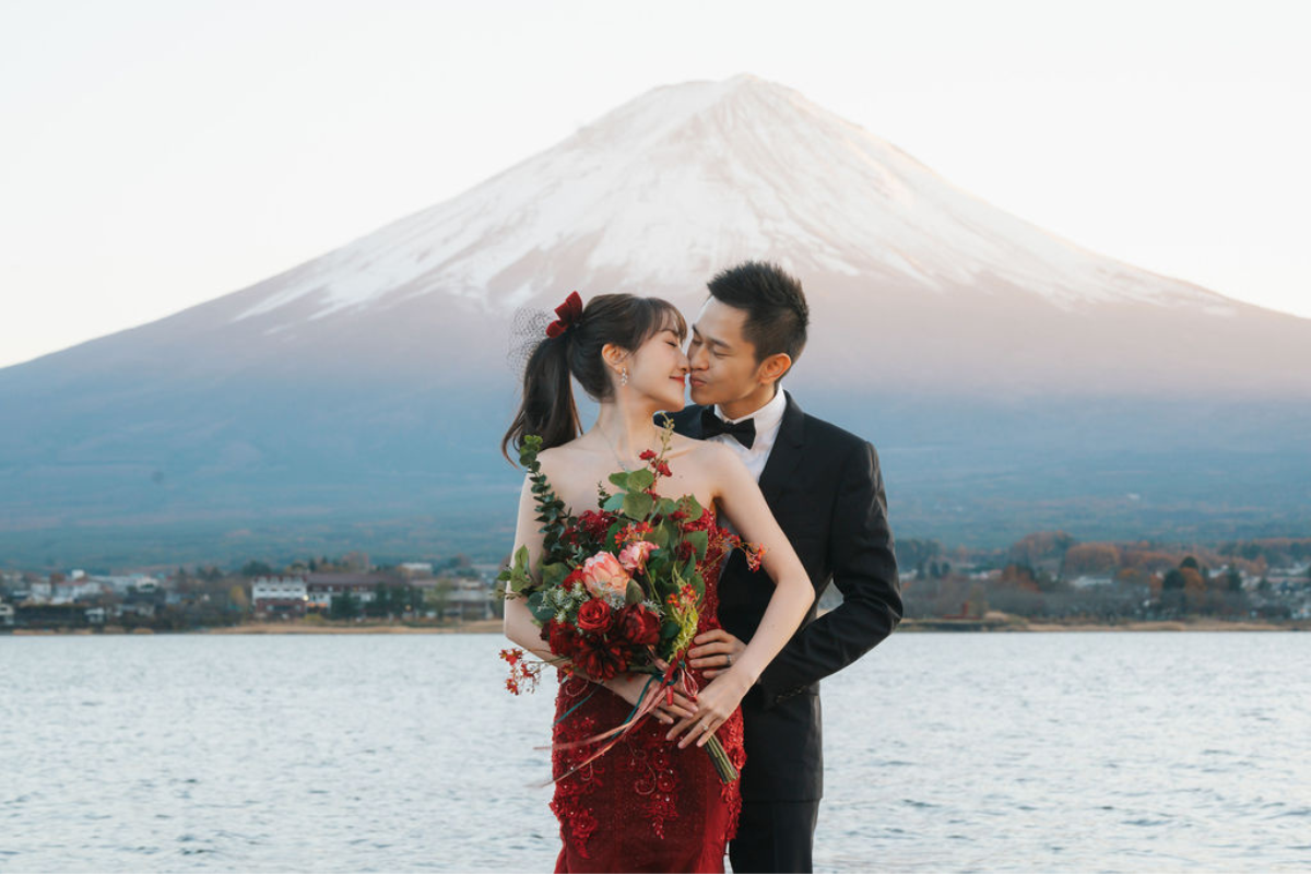 新加坡夫妻在根津神社、忠霊塔和河口湖舉行秋季和服婚紗拍攝，背景是富士山 by Cui Cui on OneThreeOneFour 20
