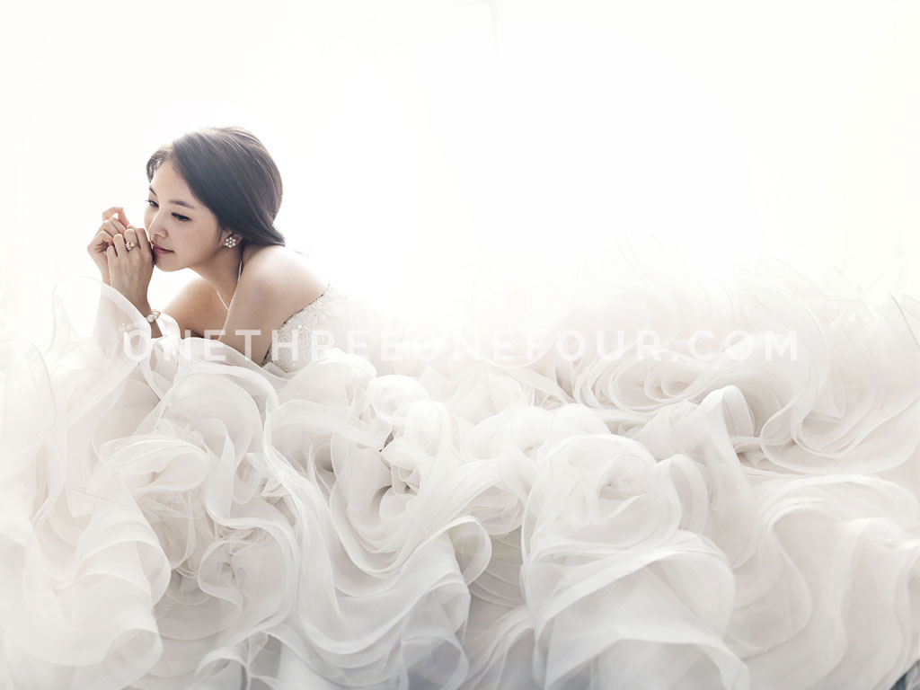 White | Korean Pre-wedding Photography by Pium Studio on OneThreeOneFour 17