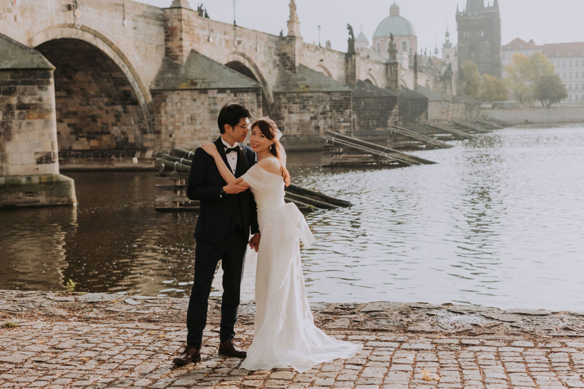 布拉格婚前拍攝地點包括舊城廣場、伏爾塔瓦河畔、伏亞諾維花園和華倫斯坦花園 by Nika on OneThreeOneFour 8