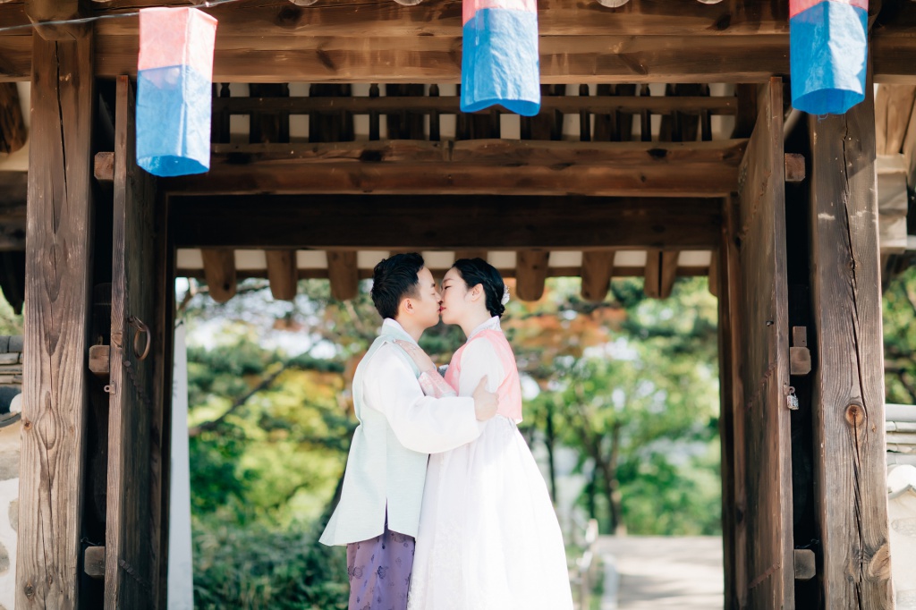 Traditional Hanbok Couple Photoshoot at Namsangol Hanok Village  by Jungyeol on OneThreeOneFour 10