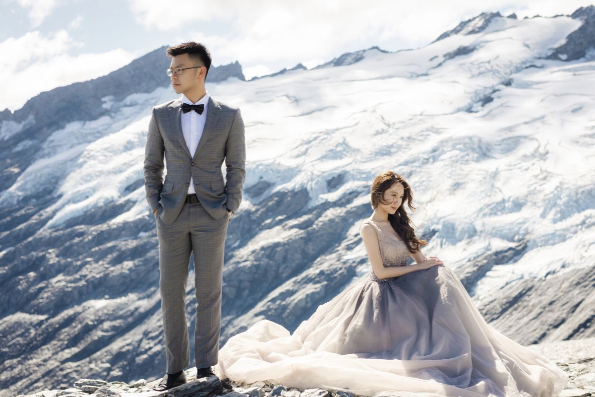 Enchanting Pre-Wedding Photoshoot in Queenstown, New Zealand: Vintage Car, White Horse, and Helicopter amidst Snow-Capped Mountains by Fei on OneThreeOneFour 14