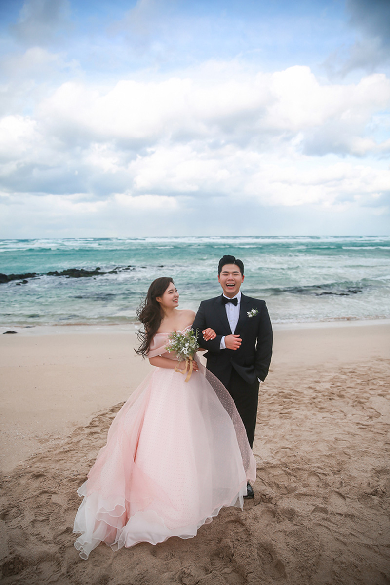 Capturing Love in All Four Seasons: Jeju Pre-Wedding Photoshoot in a Day by Byunghyun on OneThreeOneFour 9