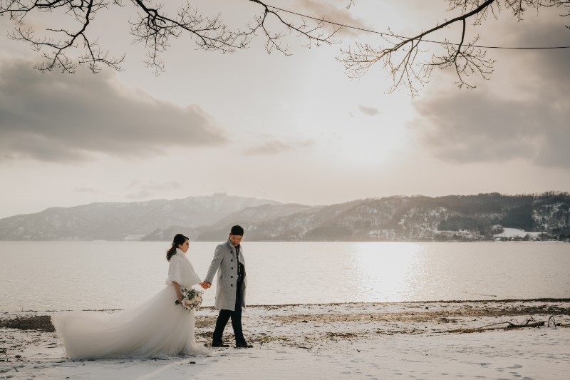 V & B: Magical snowy pre-wedding in Hokkaido at Lake Toya and Mt Yotei by Kuma on OneThreeOneFour 18