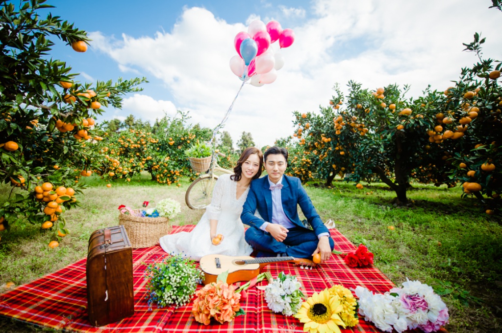 Korea Jeju Island Outdoor Pre-Wedding Photoshoot At Tangerine Farm  by Ray  on OneThreeOneFour 0