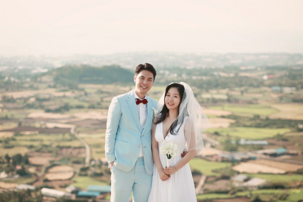 Korea Outdoor Pre-Wedding Photoshoot At Jeju Island With Lone Tree  by Byunghyun on OneThreeOneFour 4
